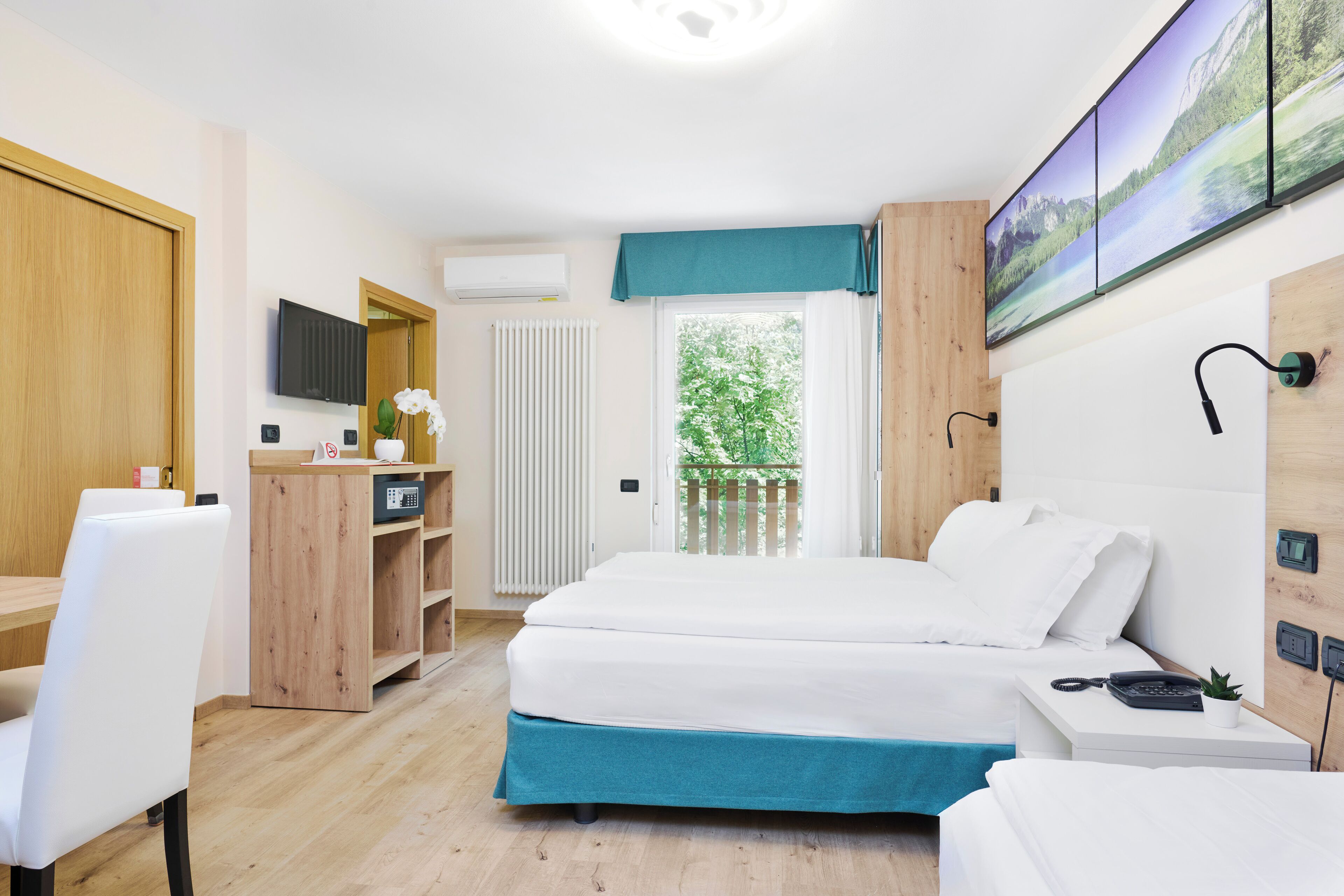 Værelse til 3 personer - balkon | Pengeskab på værelset, skrivebord, mørklægningsgardiner, lydisolering