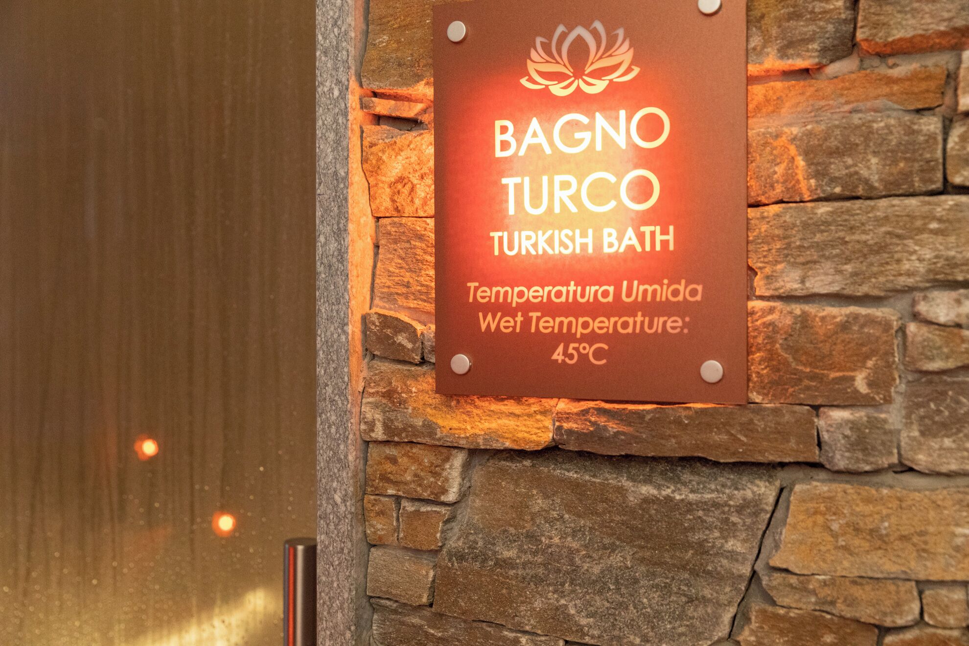 Letrero que indica el nombre 'BAGNO TURCO' y una temperatura húmeda de 45°C.