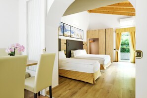 Klassieke studio, kitchenette | Een kluis op de kamer, een bureau, verduisterende gordijnen