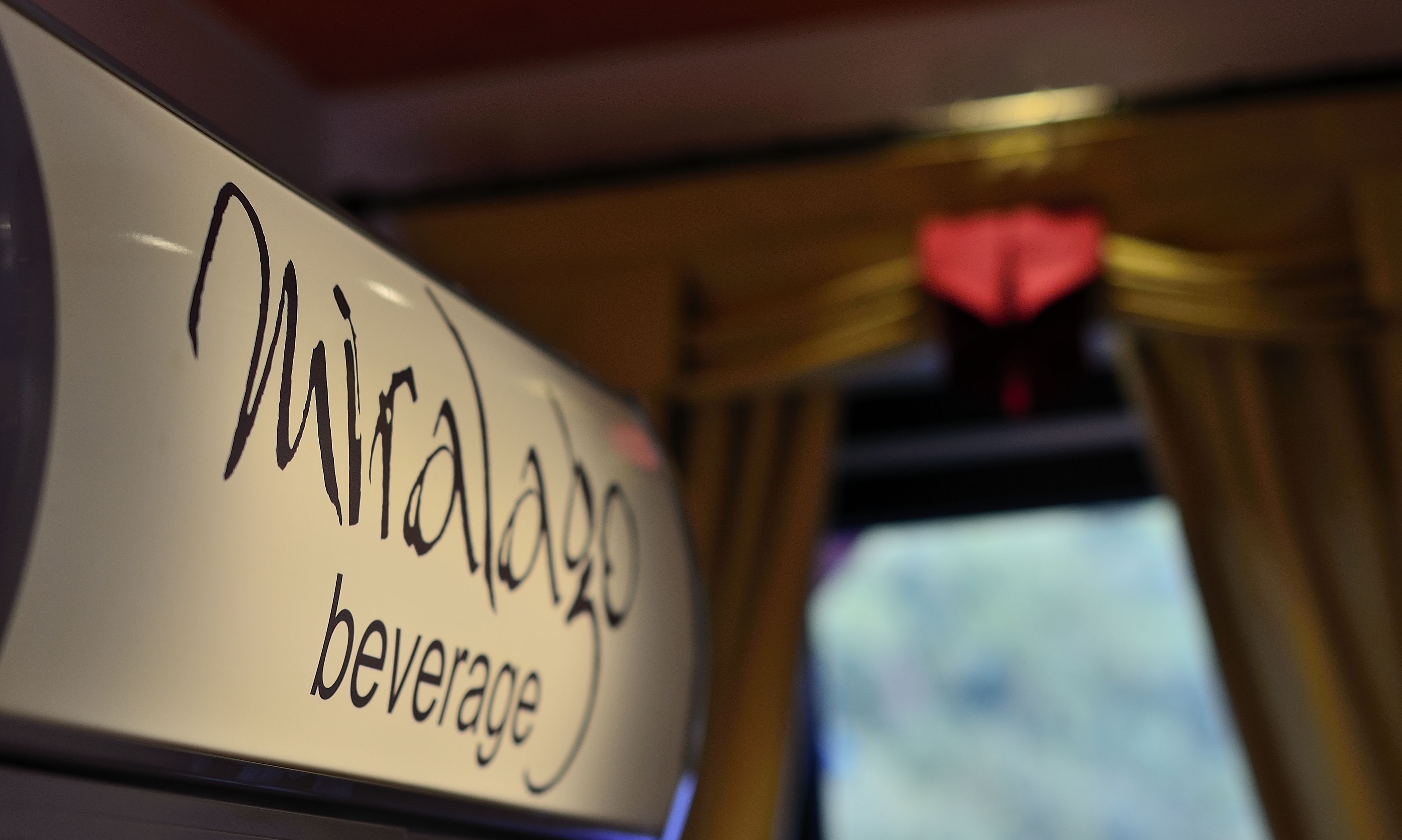 Une enseigne portant l'inscription « Mirage Beverage ».