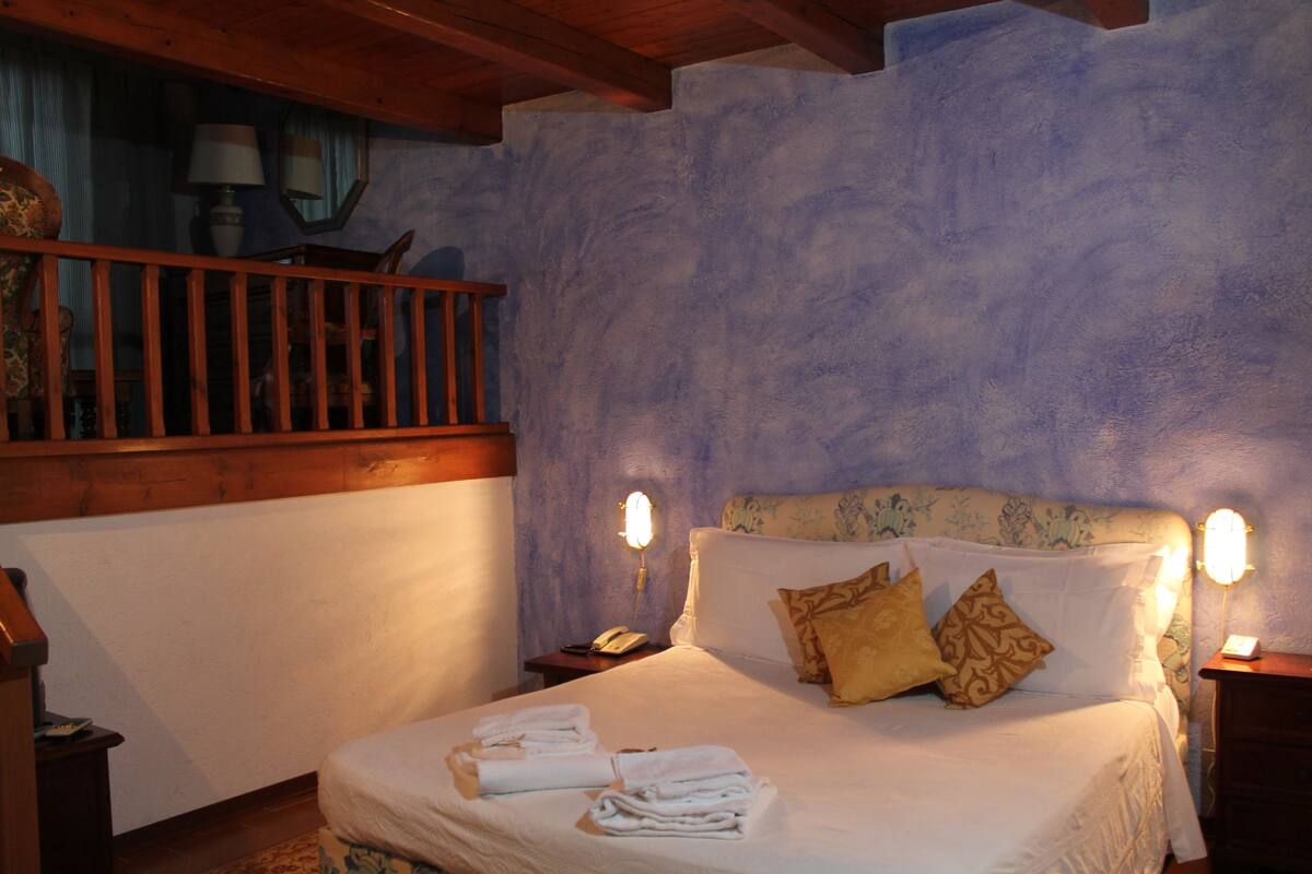 Egyptian cotton sheets, individually decorated, individually furnished