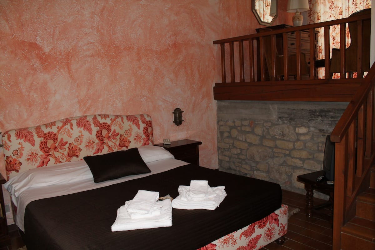 Egyptian cotton sheets, individually decorated, individually furnished