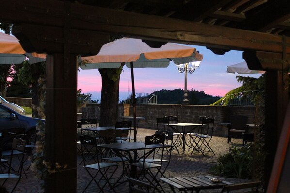 Breakfast, lunch, dinner served; local cuisine, alfresco dining