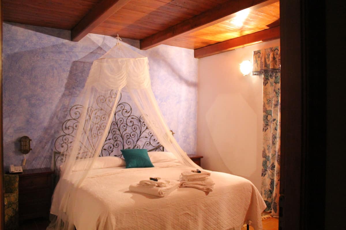 Egyptian cotton sheets, individually decorated, individually furnished