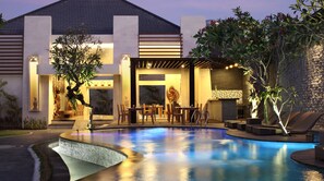Piscina externa, guarda-sóis, espreguiçadeiras
