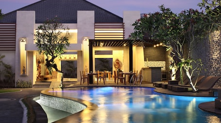 Outdoor pool, pool umbrellas, pool loungers. Daluman Villa