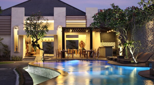Outdoor pool, pool umbrellas, sun loungers - Daluman Villa (Seminyak)