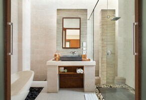 Separate tub and shower, deep soaking tub, rainfall showerhead