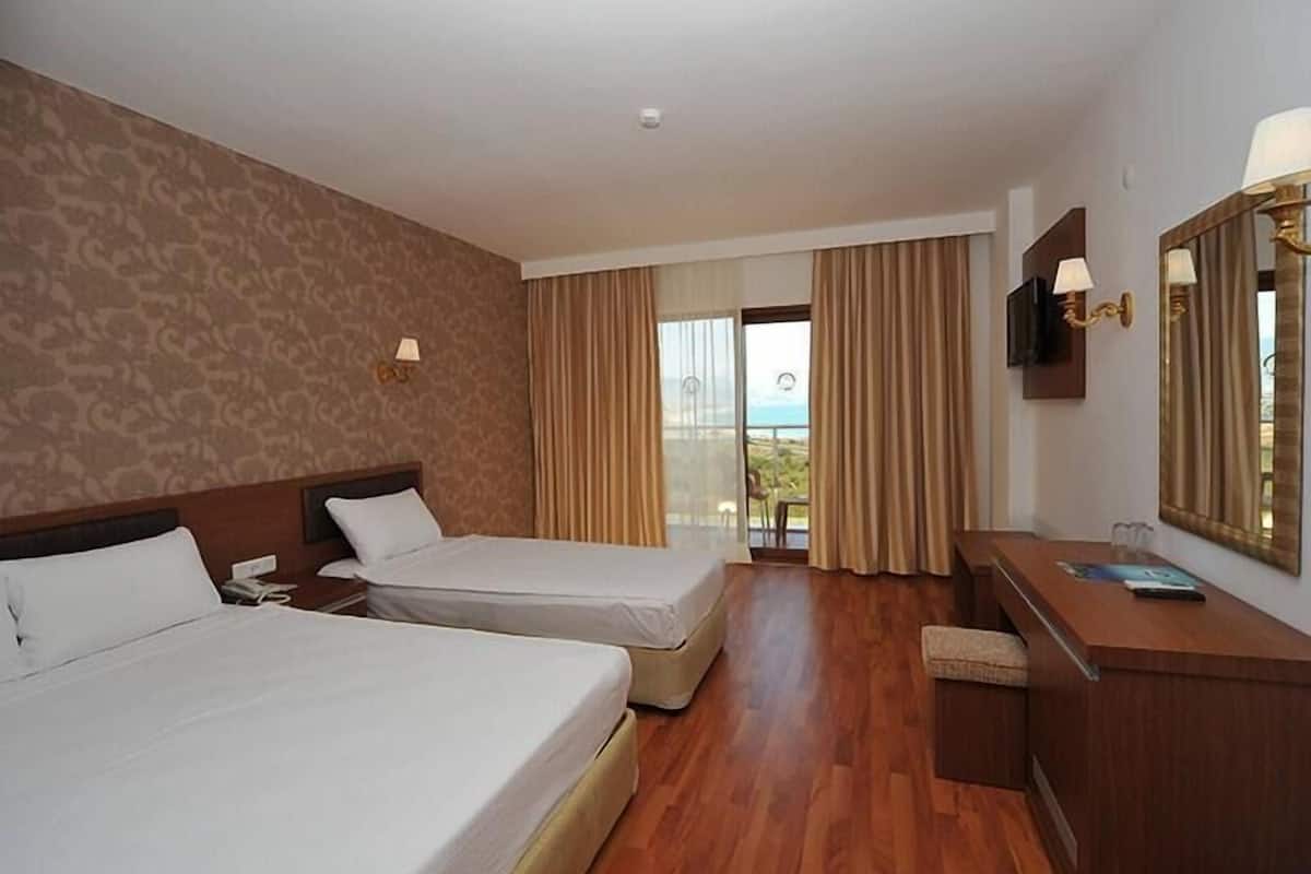 Triple Room | Minibar, in-room safe, soundproofing, free WiFi