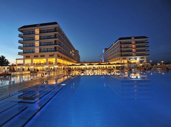 Piscine couverte, parasols de plage, chaises longues