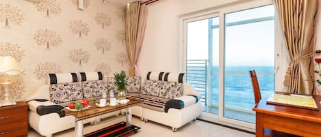 Romeliess Deluxe Room, Sea View | Área de sala de estar | Televisión LCD de 32 pulgadas con canales vía satélite y televisión
