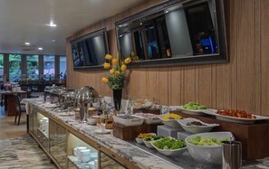 Ze serveren er ontbijt, lunch en diner 