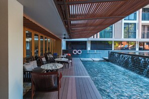 Hồ bơi ngoài trời, mở cửa từ 6:00 đến 21:00, ghế dài tắm nắng 