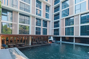 Outdoor pool, open 6:00 AM to 9:00 PM, pool loungers - Arcadia Suites Bangkok (Bangkok)