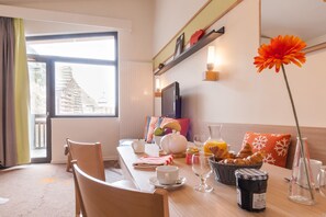 Appartement 4 personnes - 1 chambre - Vue montagne dégagée | 客廳 | 電視