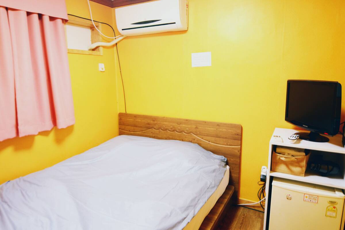 Single Private Room | Iron/ironing board (on request), WiFi (free)
