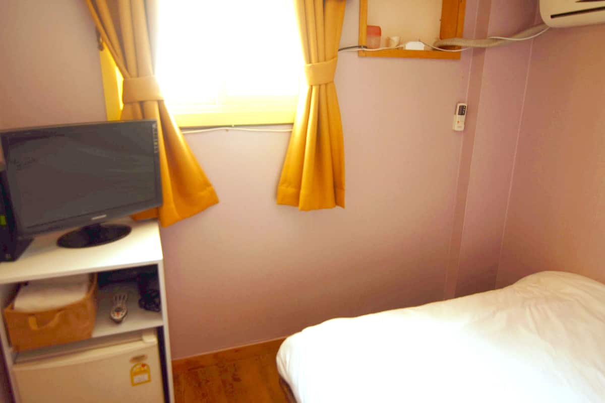 Double Private Room | Iron/ironing board (on request), WiFi (free)