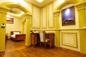 Perhehuone (Colonial) | Tallelokero huoneessa, yksilöllisesti sisustettu