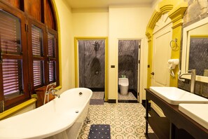 Colonial Triple Room