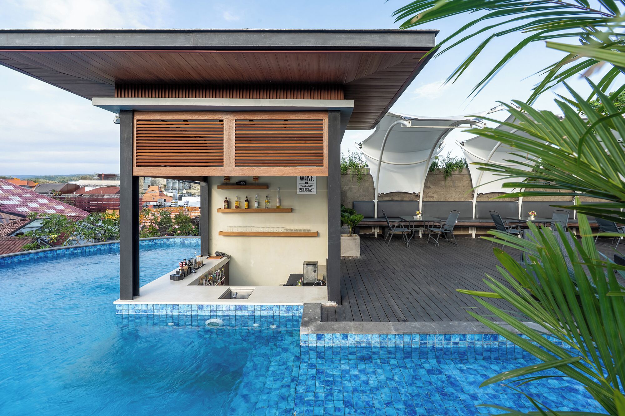 Una piscina al aire libre