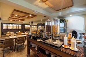 Breakfast, lunch and dinner served  - Villa Kayu Raja (Seminyak)
