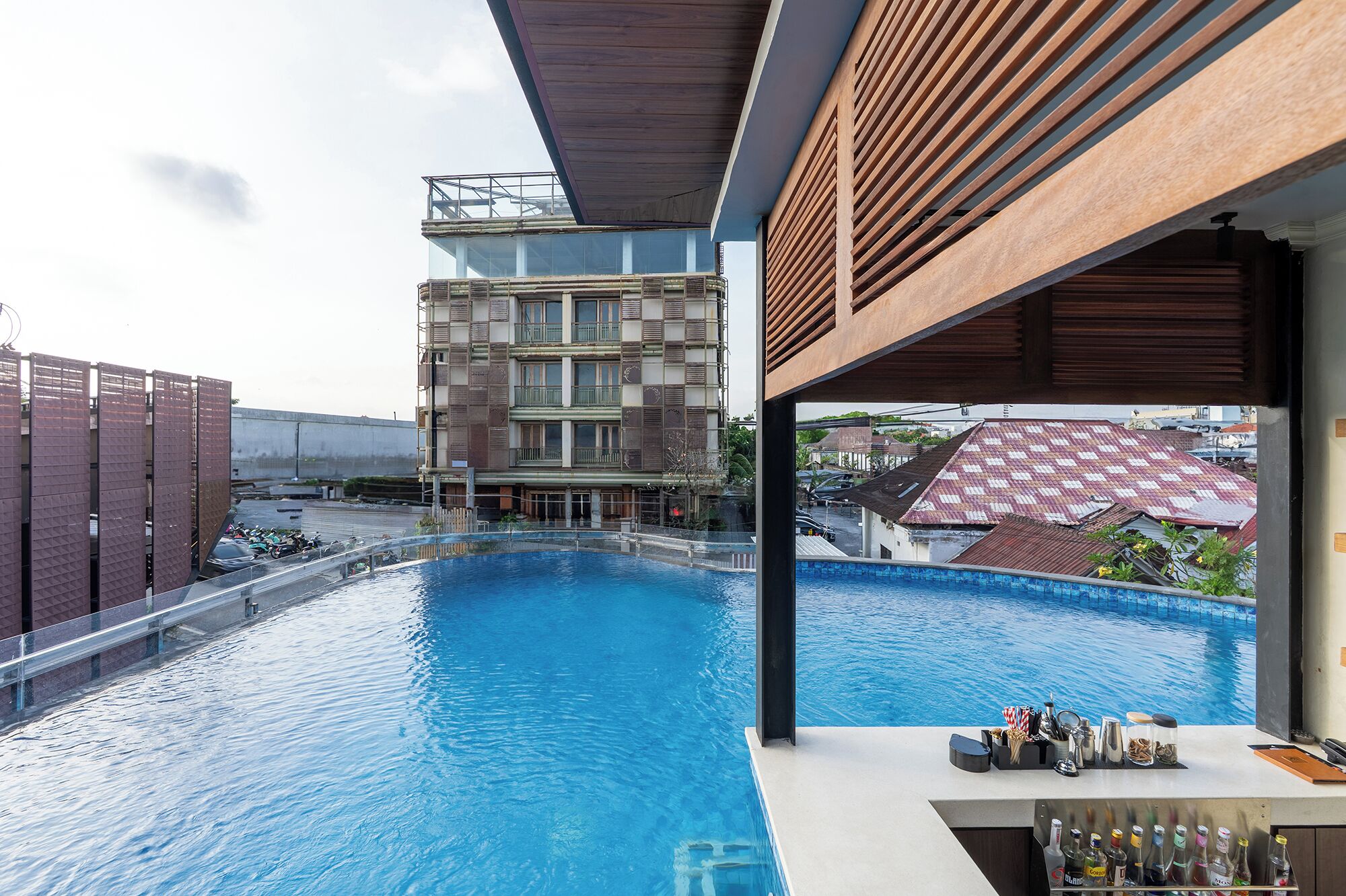Un edificio moderno con piscina y zona de bar.