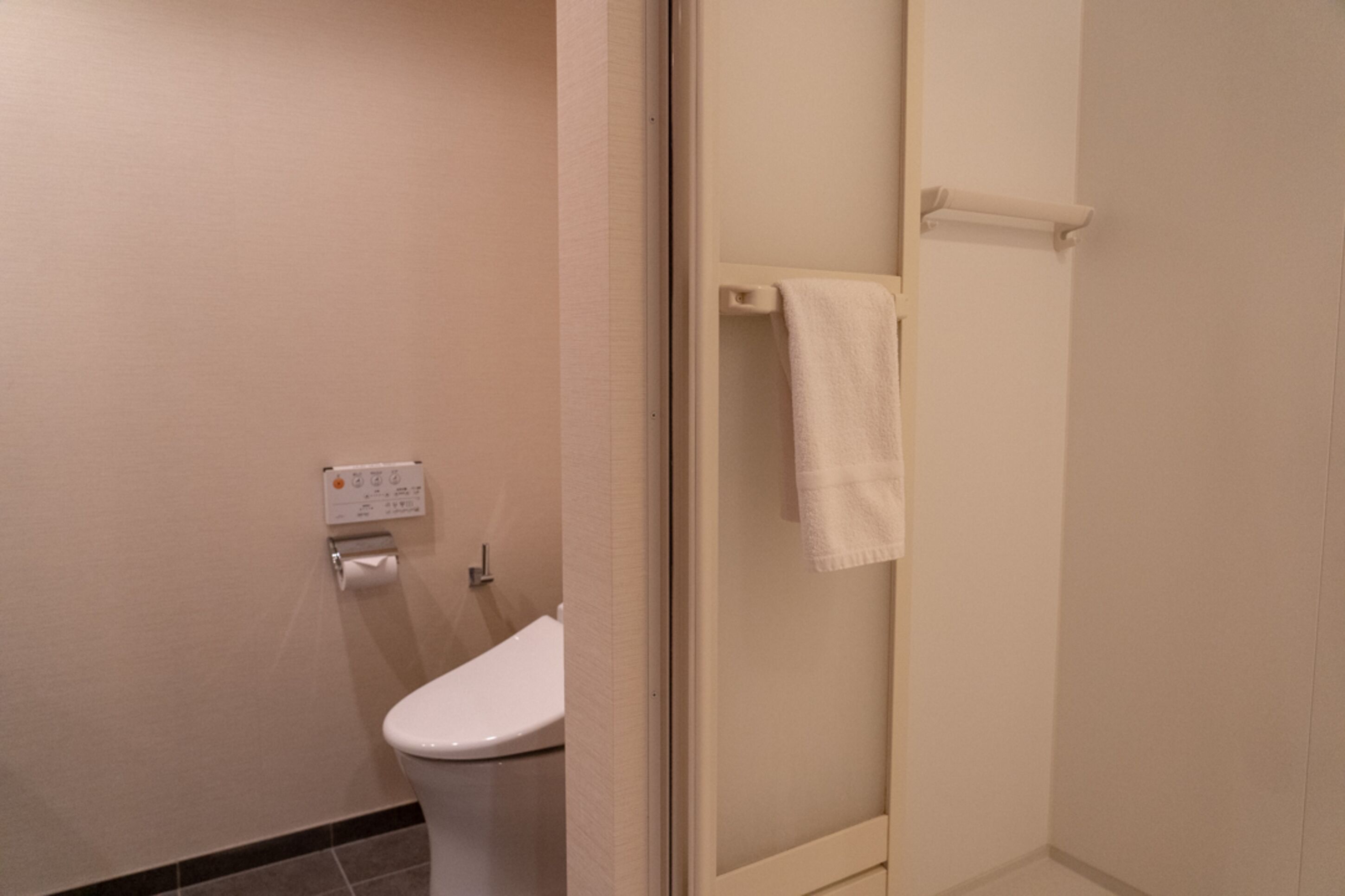 premium 1 bedroom (1 double bed or 2 single bed) | bathroom | shower, free toiletries, hair dryer, slippers