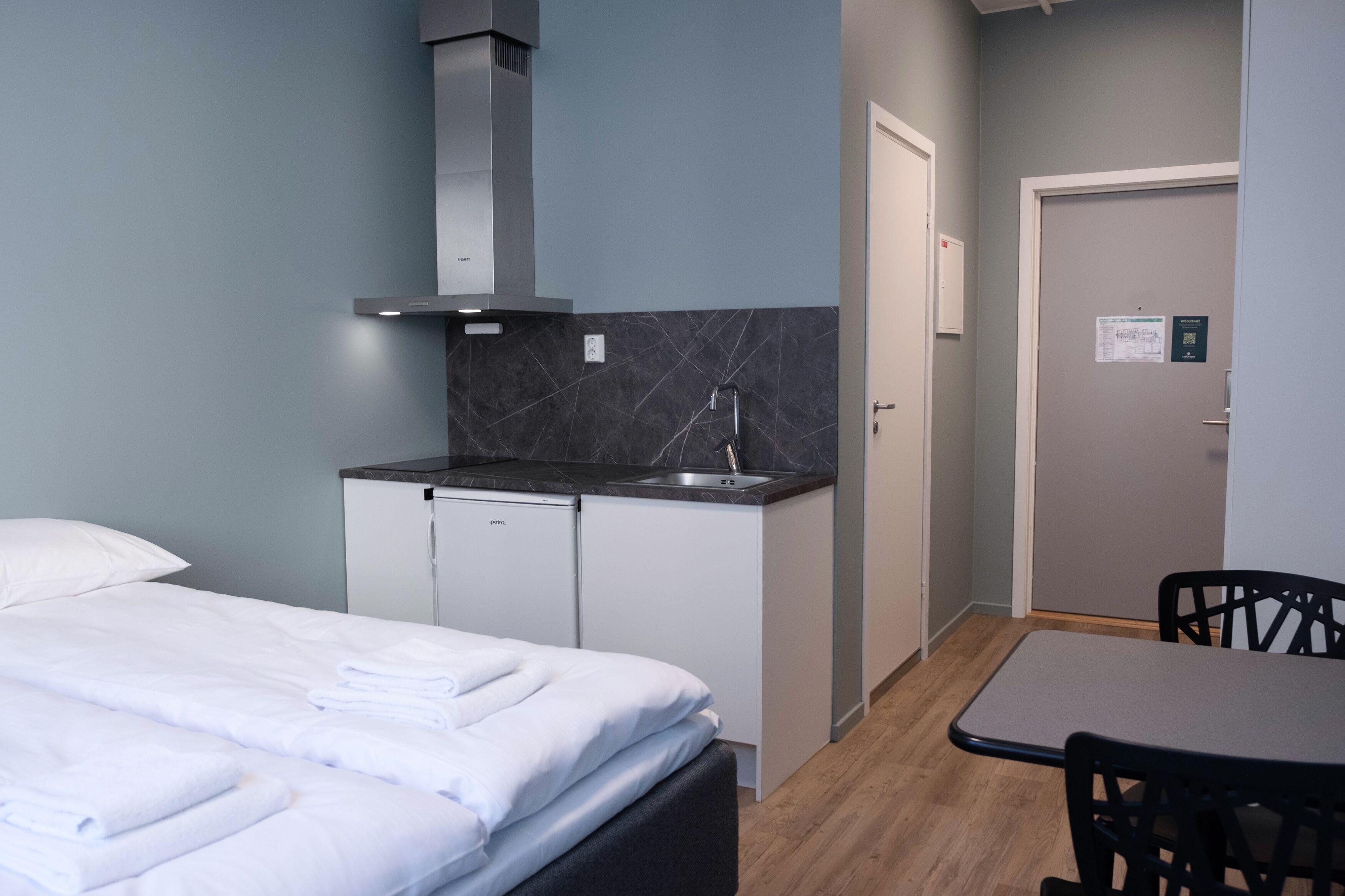 واي فاي مجانًا وملاءات أسرّة