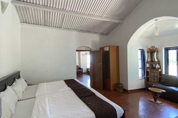 Habitación | Tabla de planchar con plancha y ropa de cama