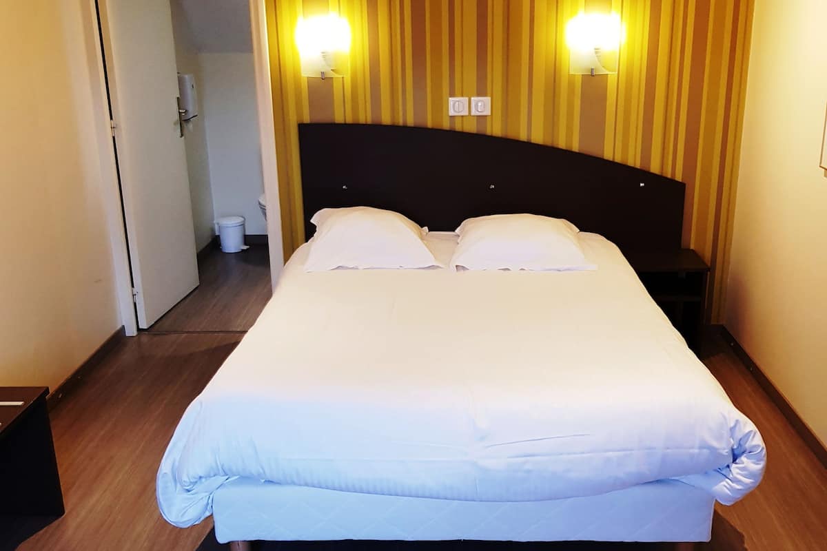 salicorne double room  | desk, soundproofing, free wifi, bed sheets