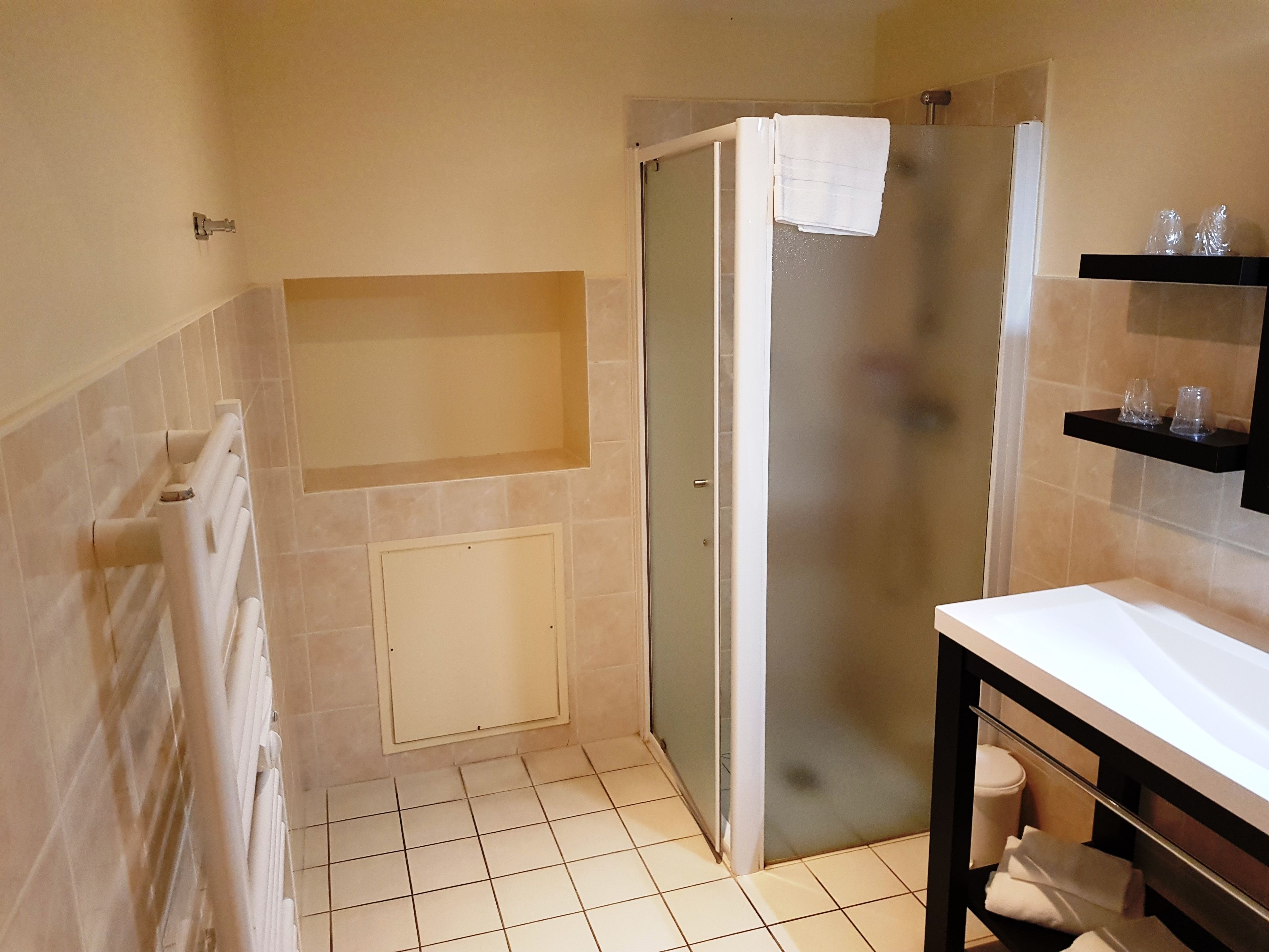 quadruple room | bathroom | free toiletries, towels