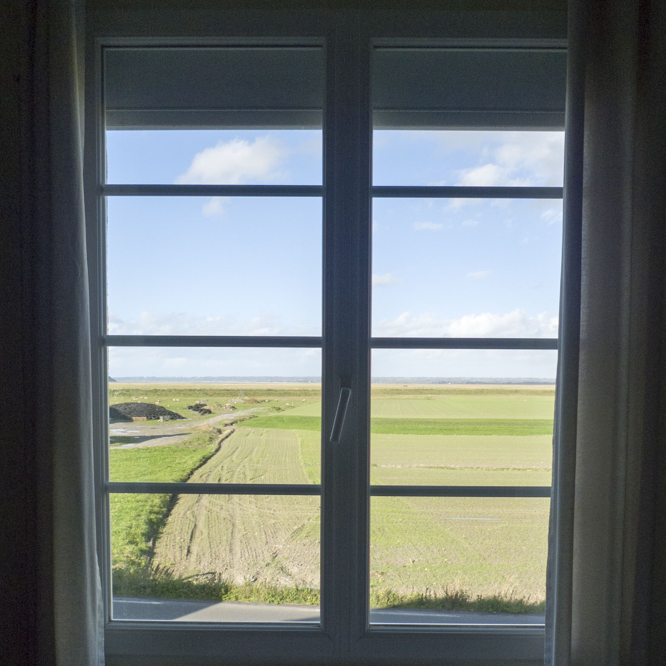 مكتب وتجهيزات عازلة للصوت وواي فاي مجانًا وملاءات أسرّة