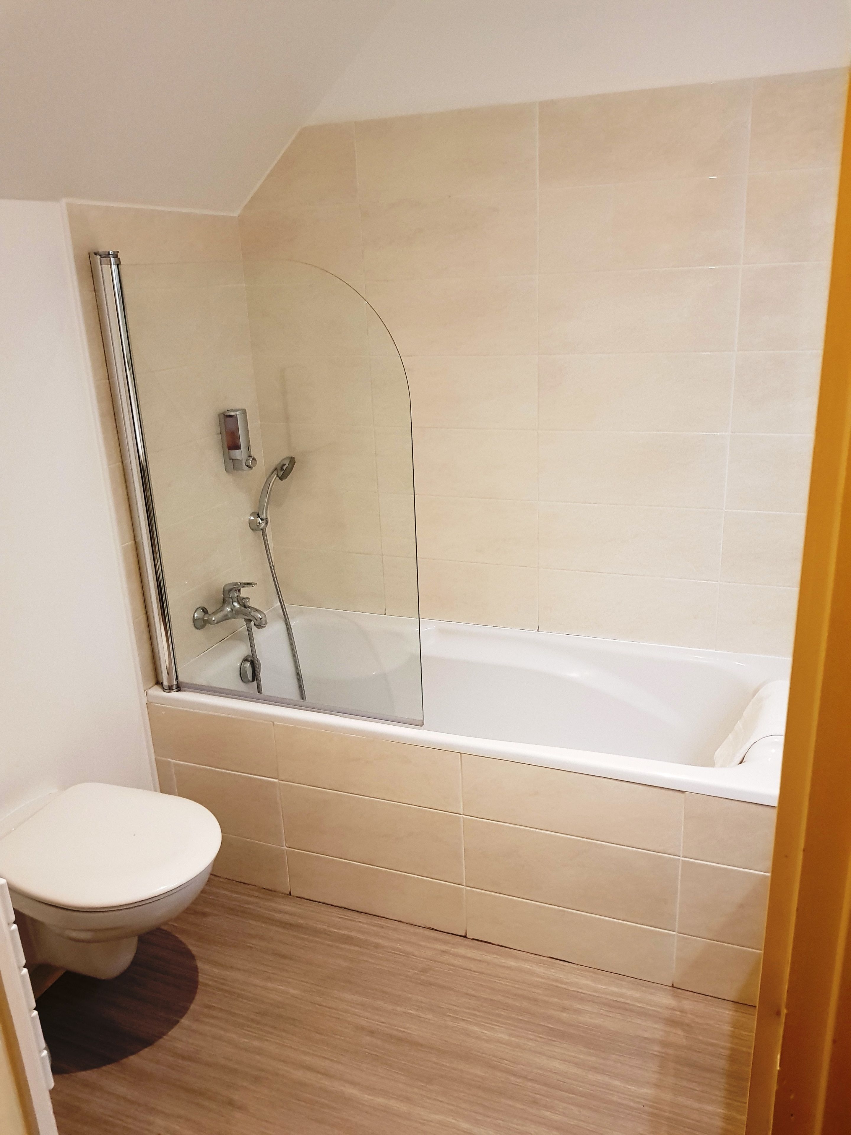 family room | bathroom | free toiletries, towels