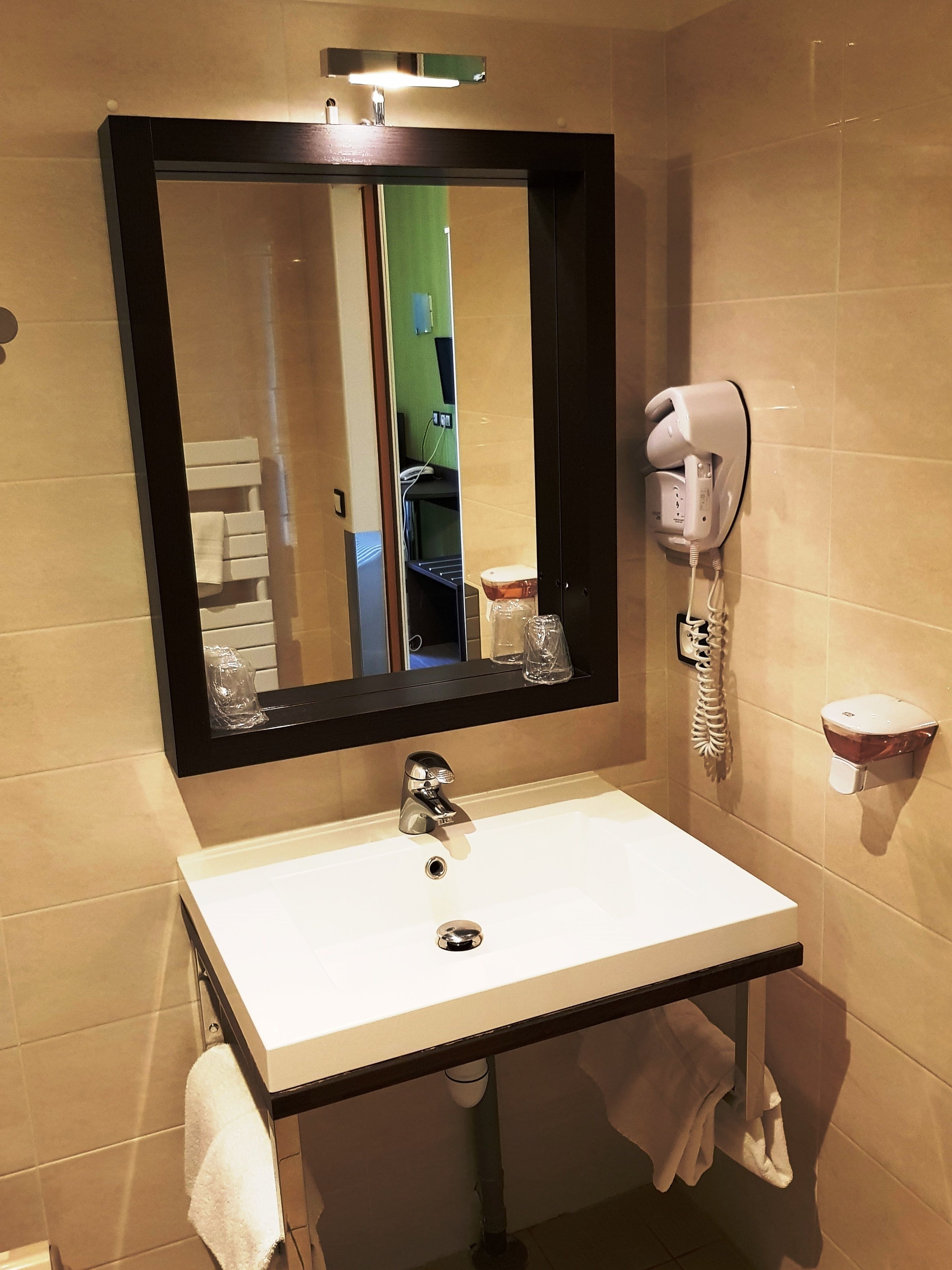 standard double room | bathroom sink