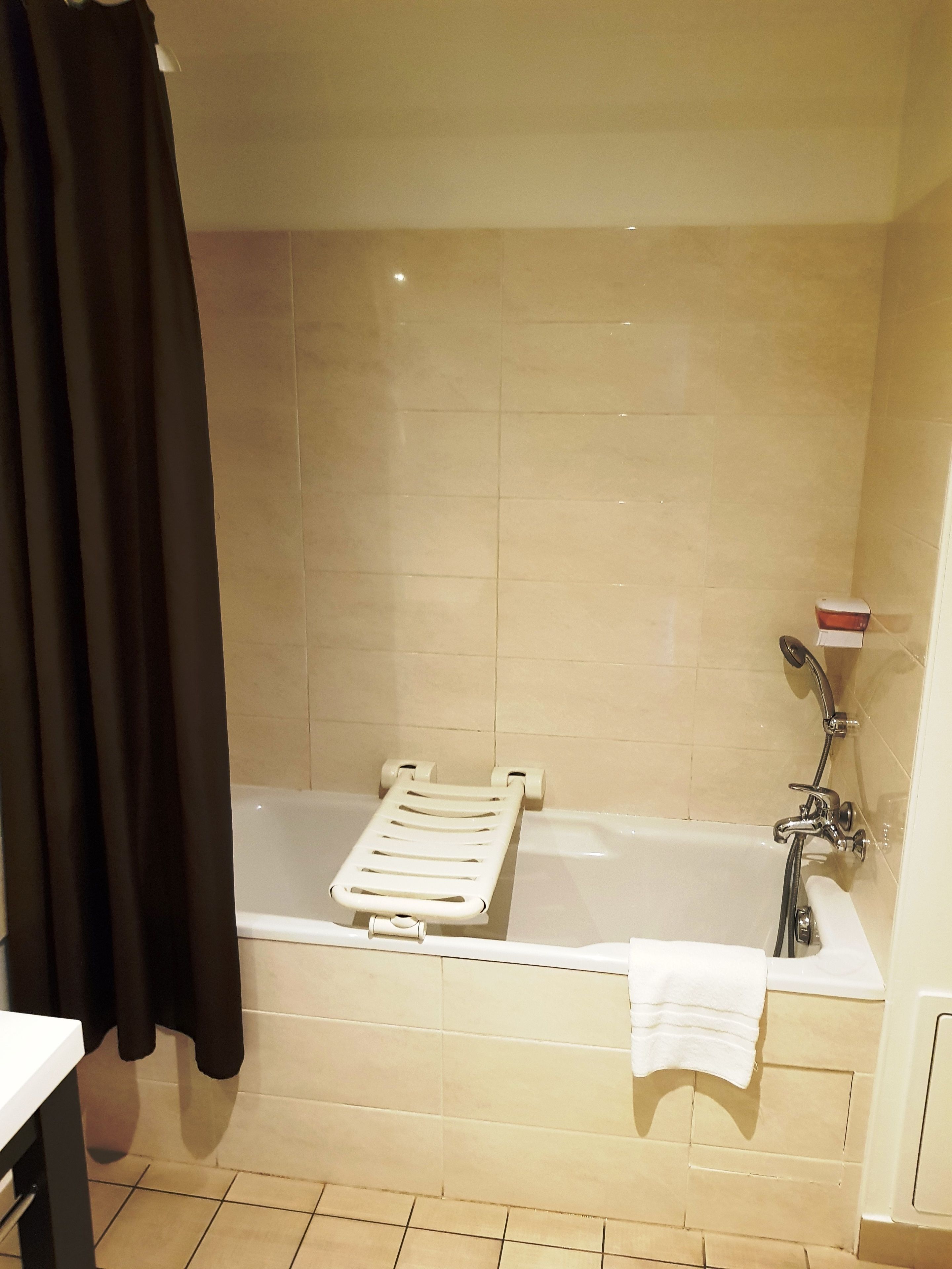 accessible twin room with bath  | bathroom | free toiletries, towels