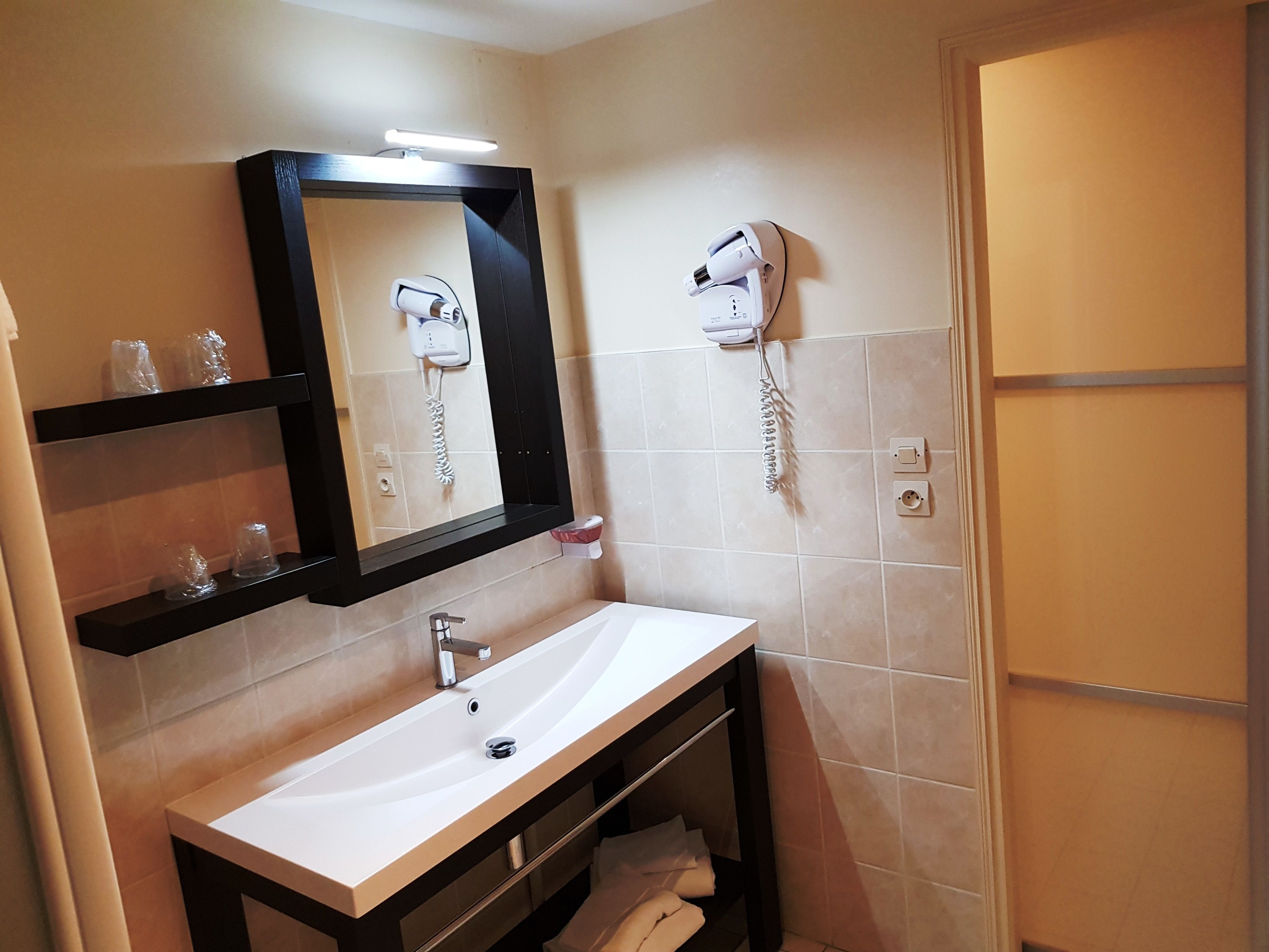 quadruple room | bathroom sink