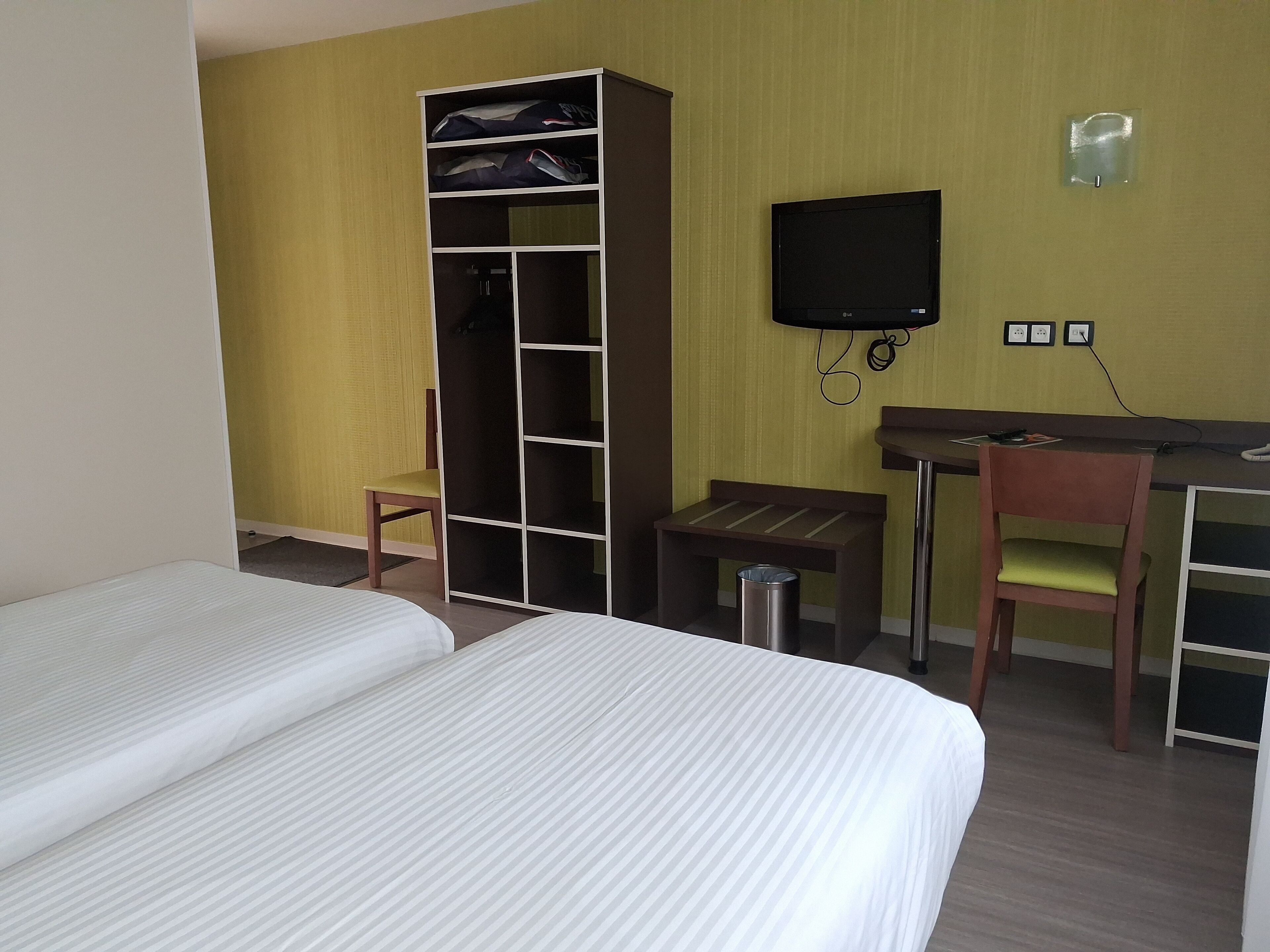 스탠다드 트윈룸, 롤인 샤워 시설 | 책상, 방음 설비, 무료 WiFi, 침대 시트