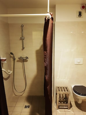 Een haardroger, handdoeken, zeep, shampoo