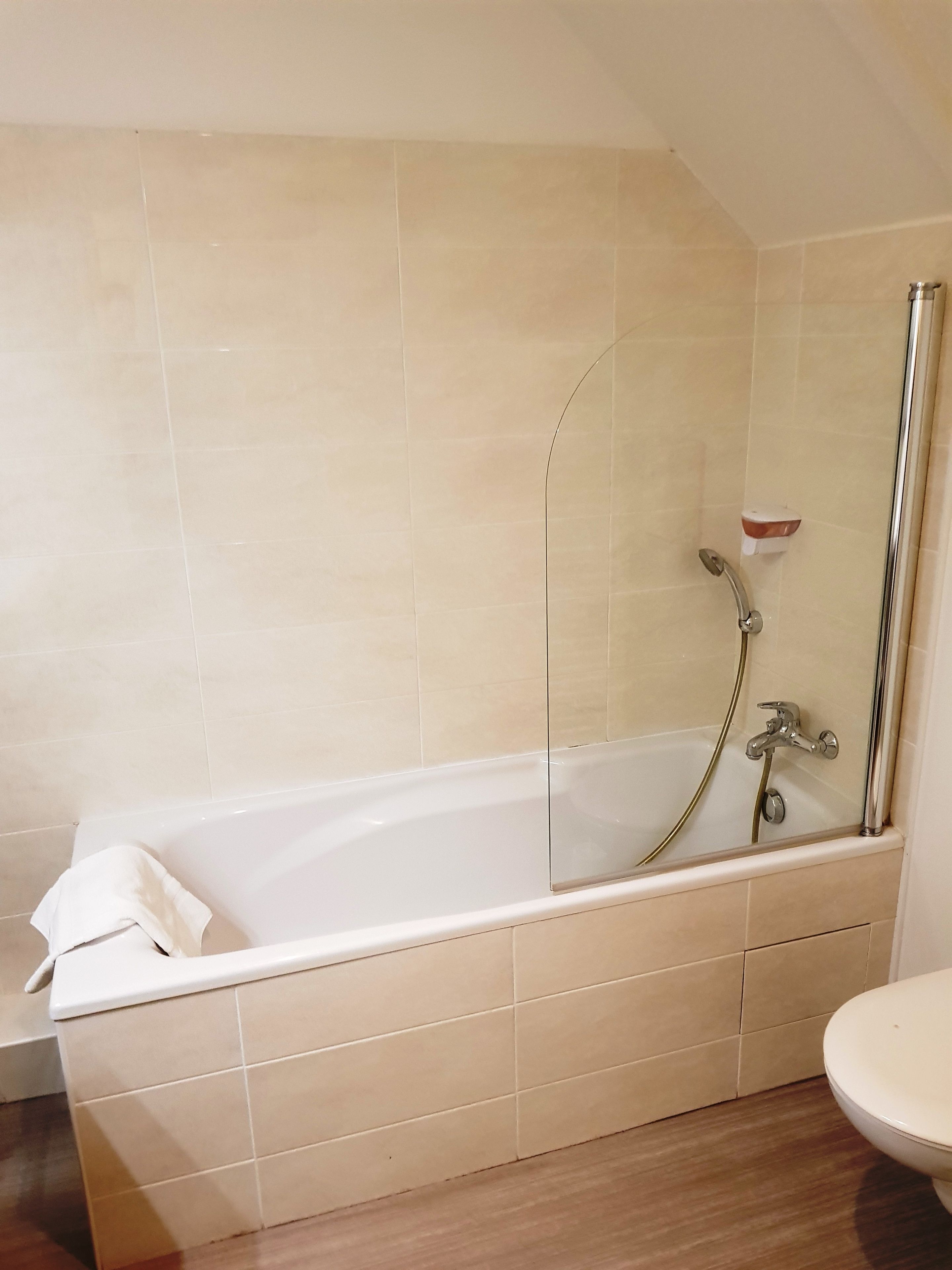 standard twin room with bathtub | bathroom | free toiletries, towels