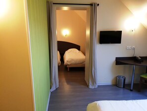 Superior Suite | Desk, soundproofing, free WiFi, bed sheets - Auberge de la Baie (Pontorson)