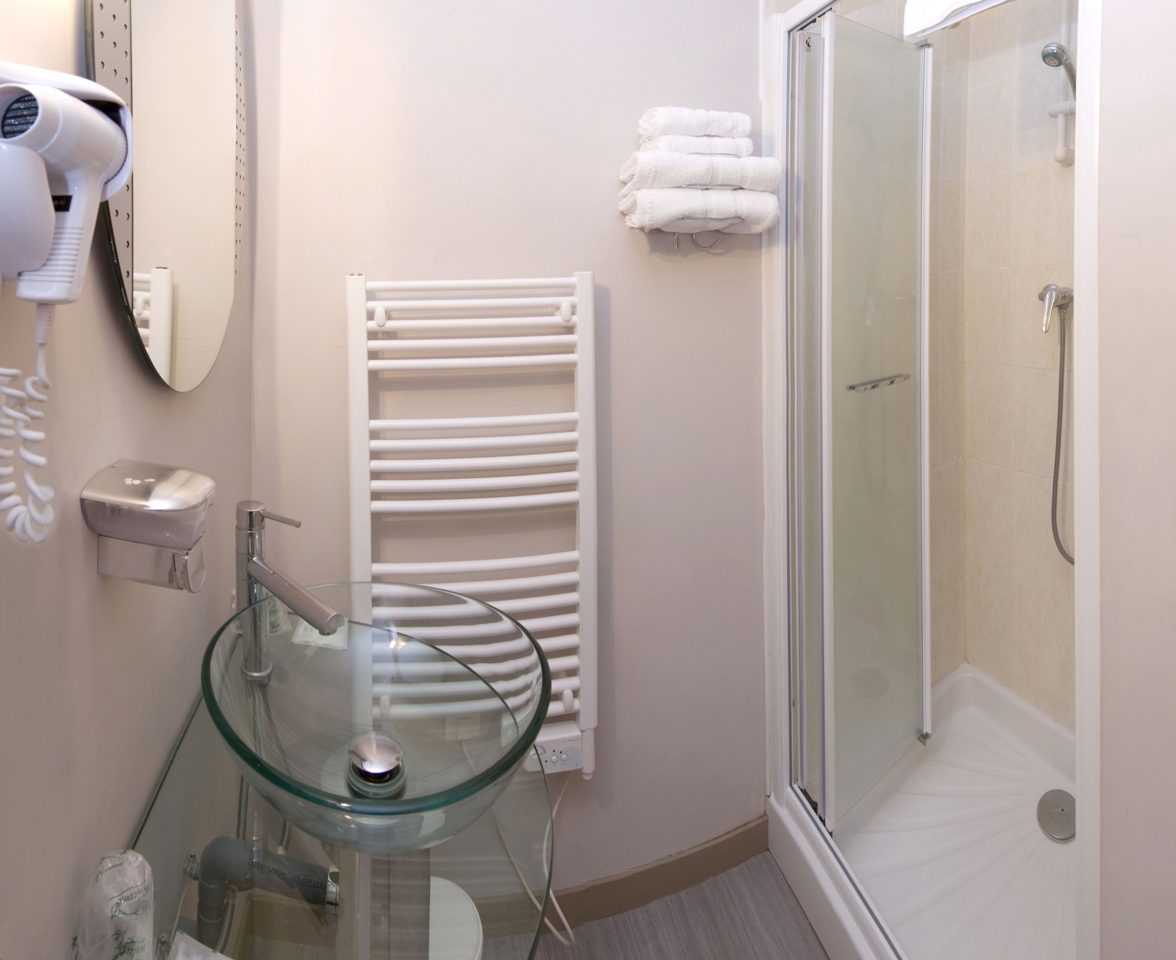 standard triple room, bathtub | desk, soundproofing, free wifi, bed sheets