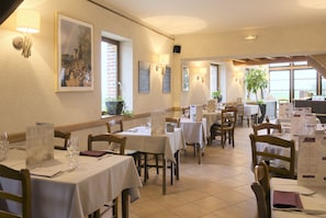 Tägliches Frühstücksbuffet (9.50 EUR pro Person)