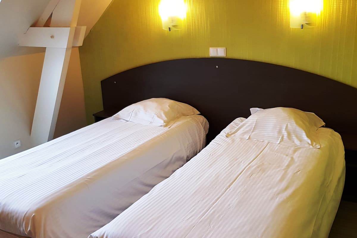 desk, soundproofing, free wifi, bed sheets