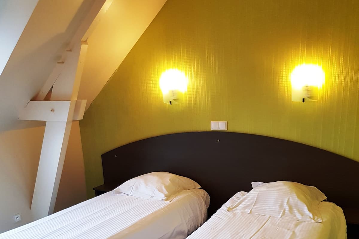 Desk, soundproofing, free WiFi, bed sheets