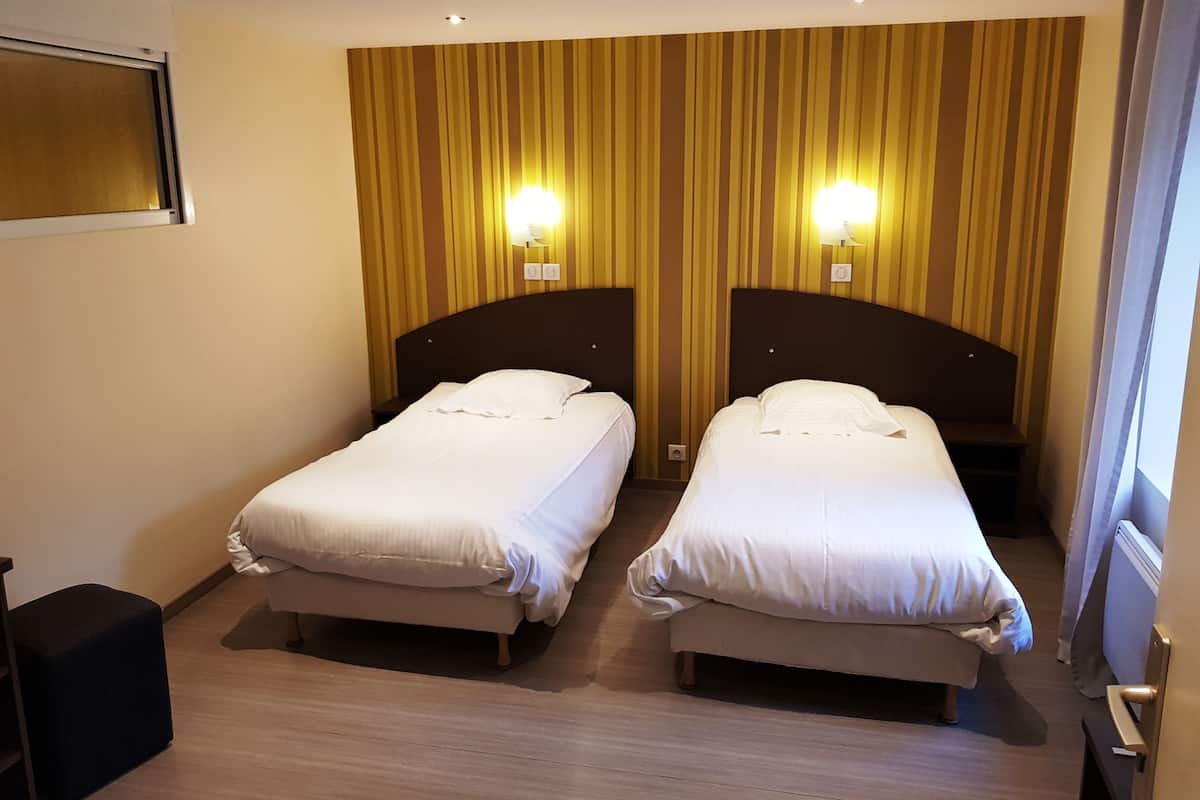 quadruple room | desk, soundproofing, free wifi, bed sheets