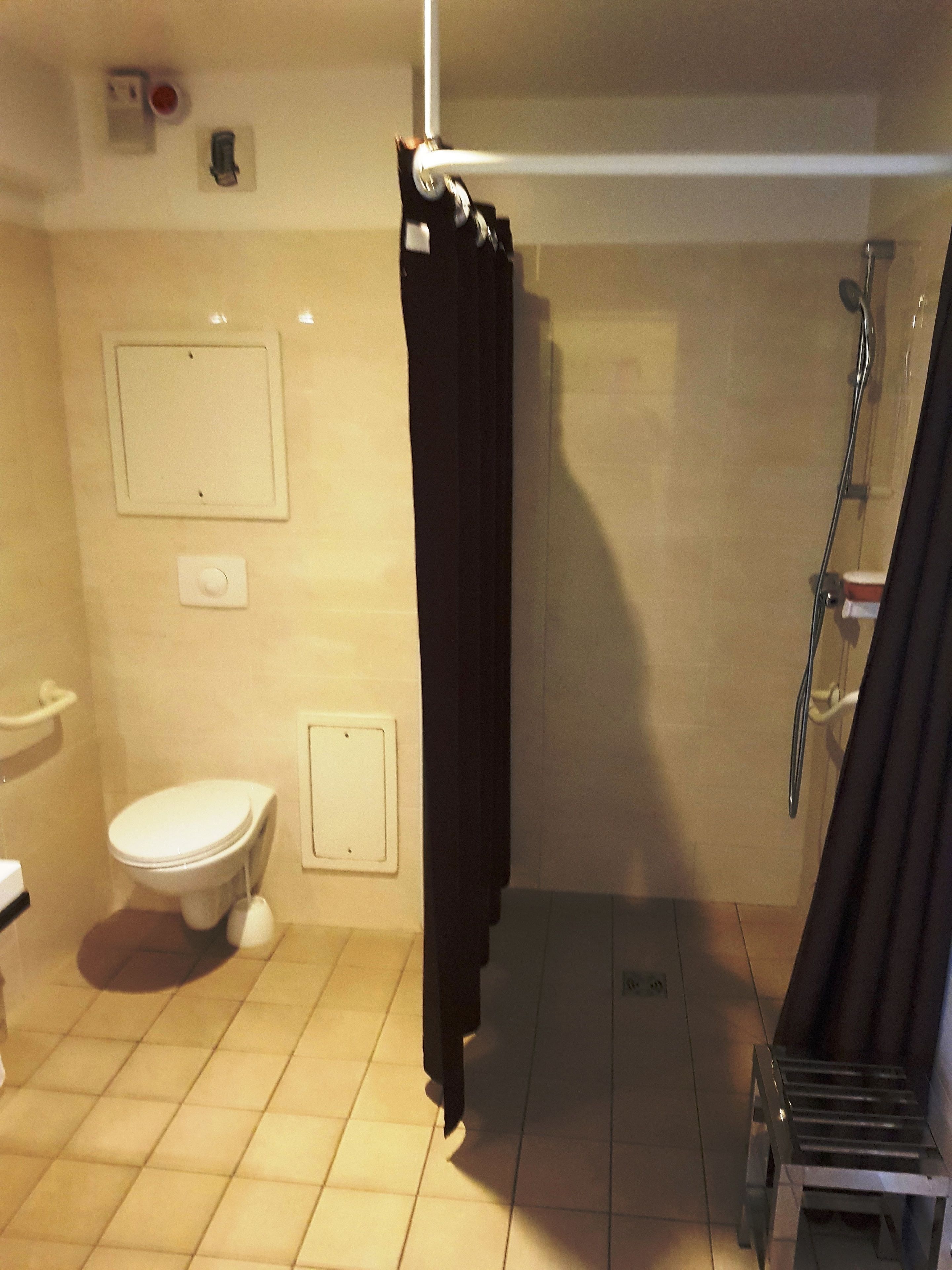 accessible twin room with bath  | bathroom | free toiletries, towels