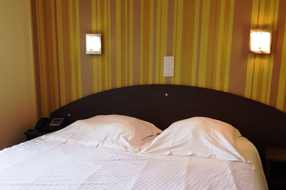 Desk, soundproofing, free WiFi, bed sheets