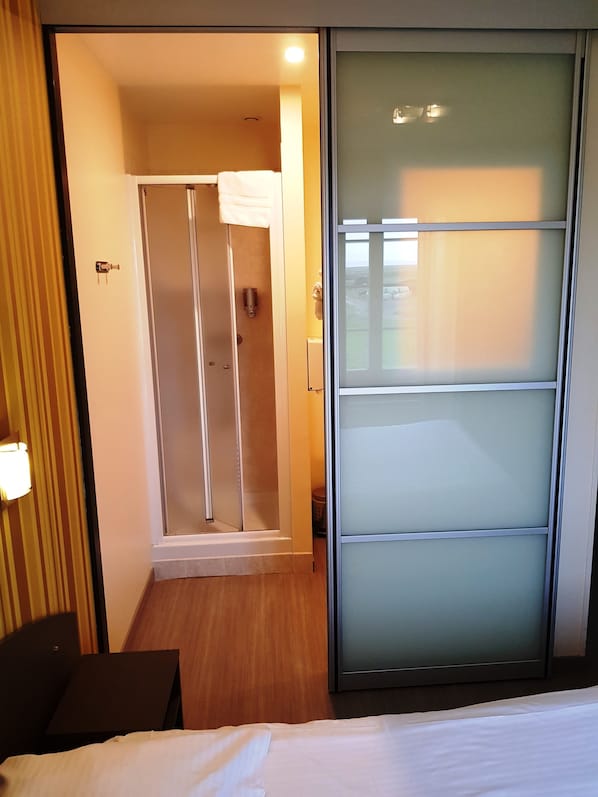 Standard-Doppelzimmer (with Shower) | Badezimmer | Kostenlose Toilettenartikel, Handtücher