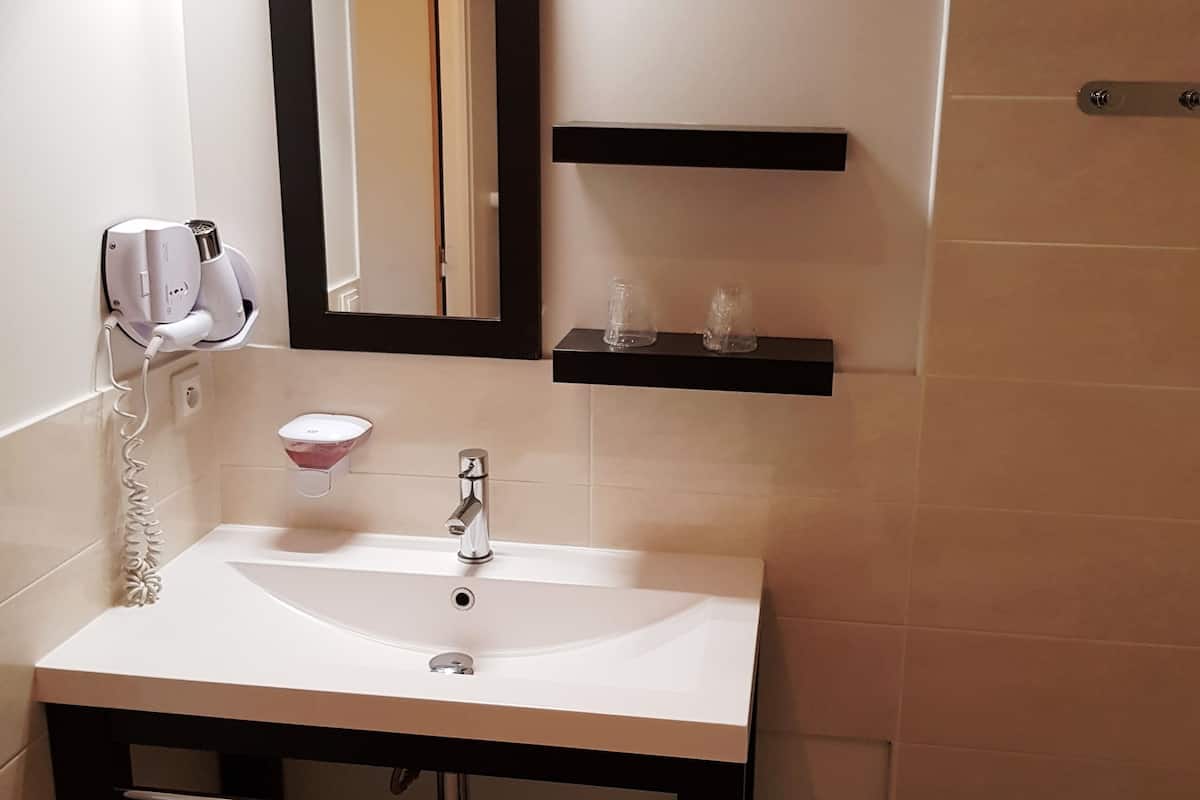 standard twin room with bathtub | bathroom | free toiletries, towels