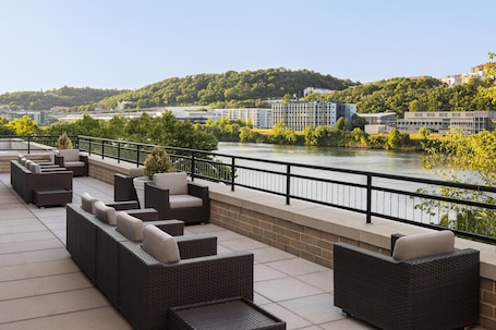 Terrace/patio. HYATT house Pittsburgh-South Side